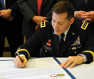 Lt. Gen. Jeffrey Talley of the U.S. Army Reserve signs Army Reserve Cyber Private Public Partnership Program agreement with UTSA